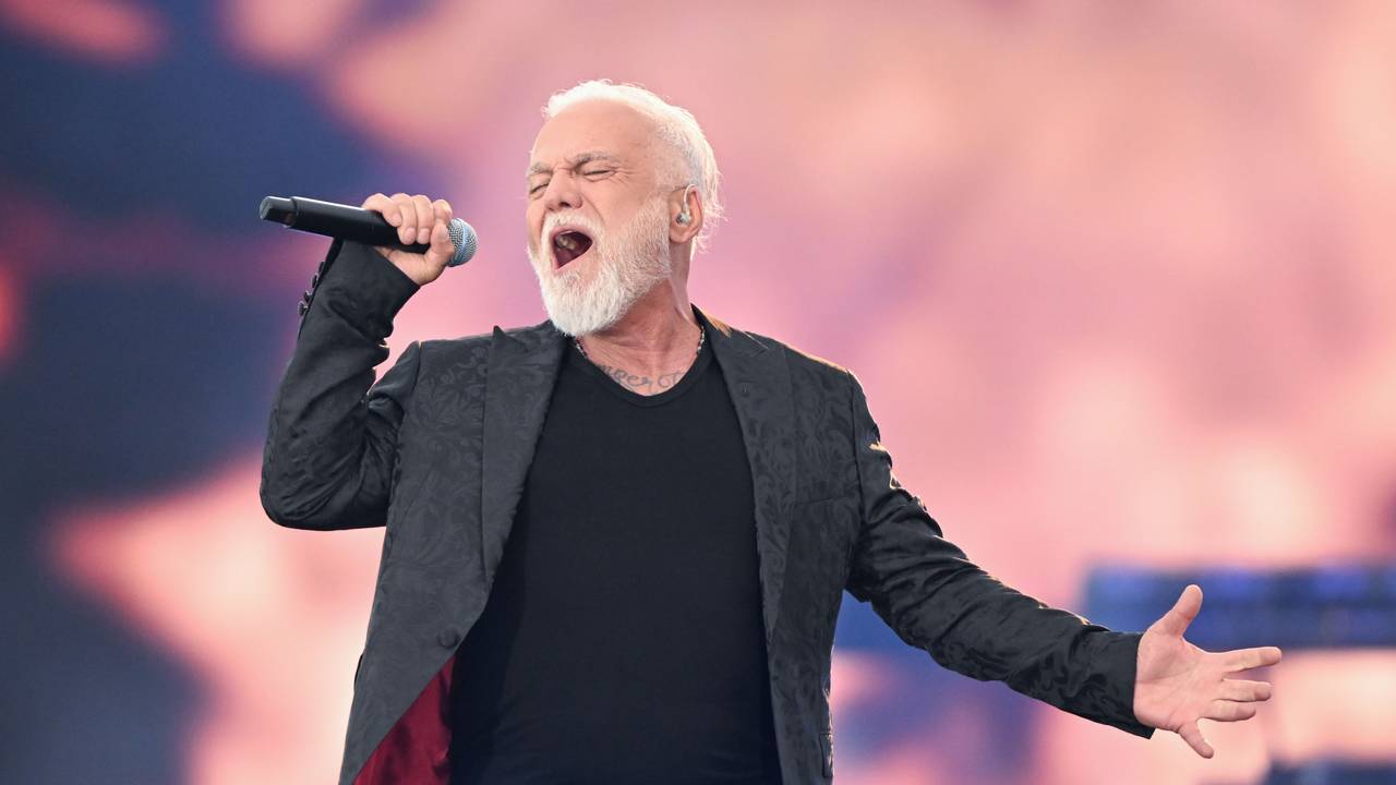 Der Sänger Nino de Angelo steht bei einem Konzert zum 30-jährigen Bühnenjubiläum von A. Berg in der WIRmachenDruck Arena auf der Bühne. +++ dpa-Bildfunk +++