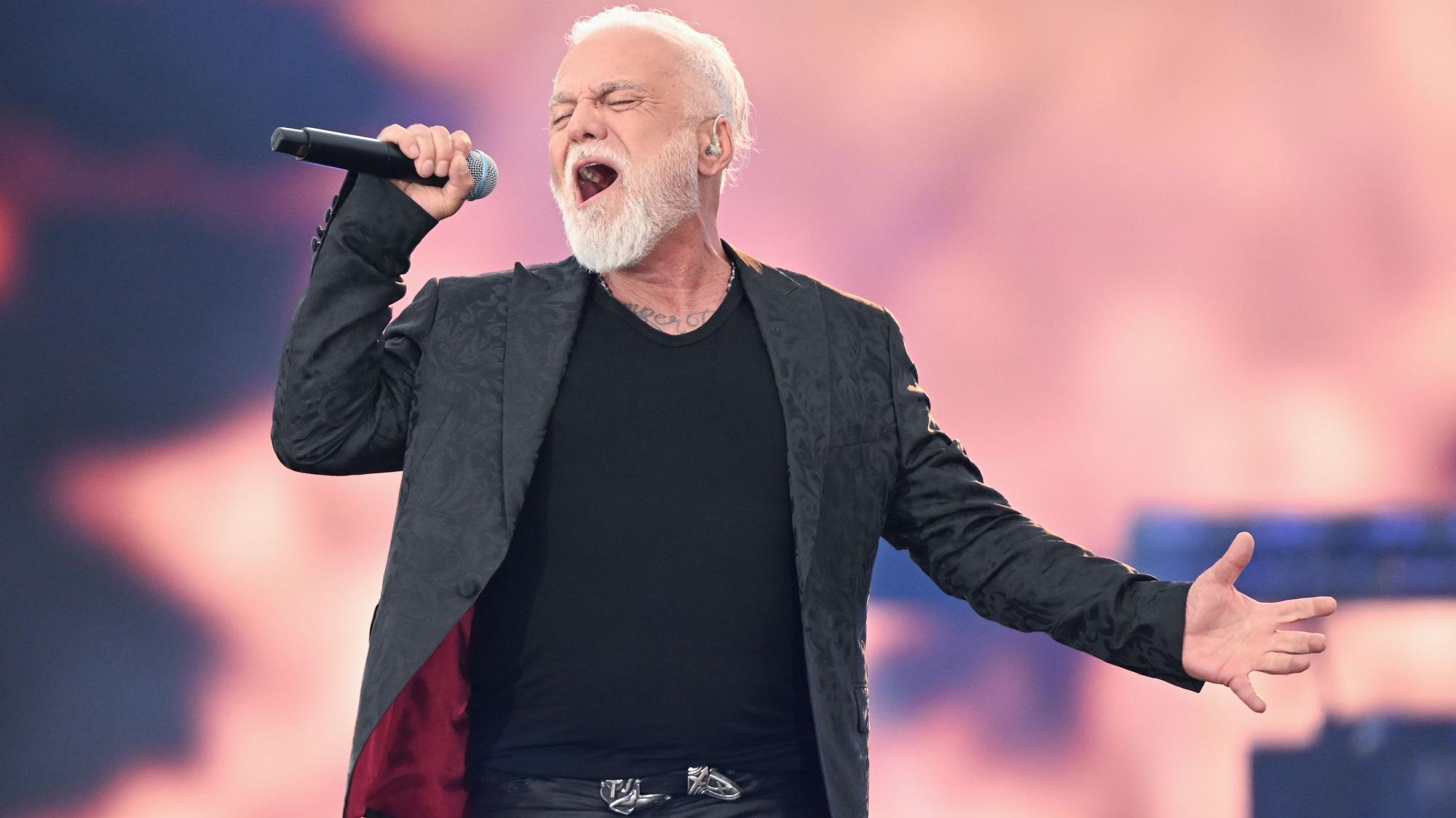 Der Sänger Nino de Angelo steht bei einem Konzert zum 30-jährigen Bühnenjubiläum von A. Berg in der WIRmachenDruck Arena auf der Bühne. +++ dpa-Bildfunk +++
