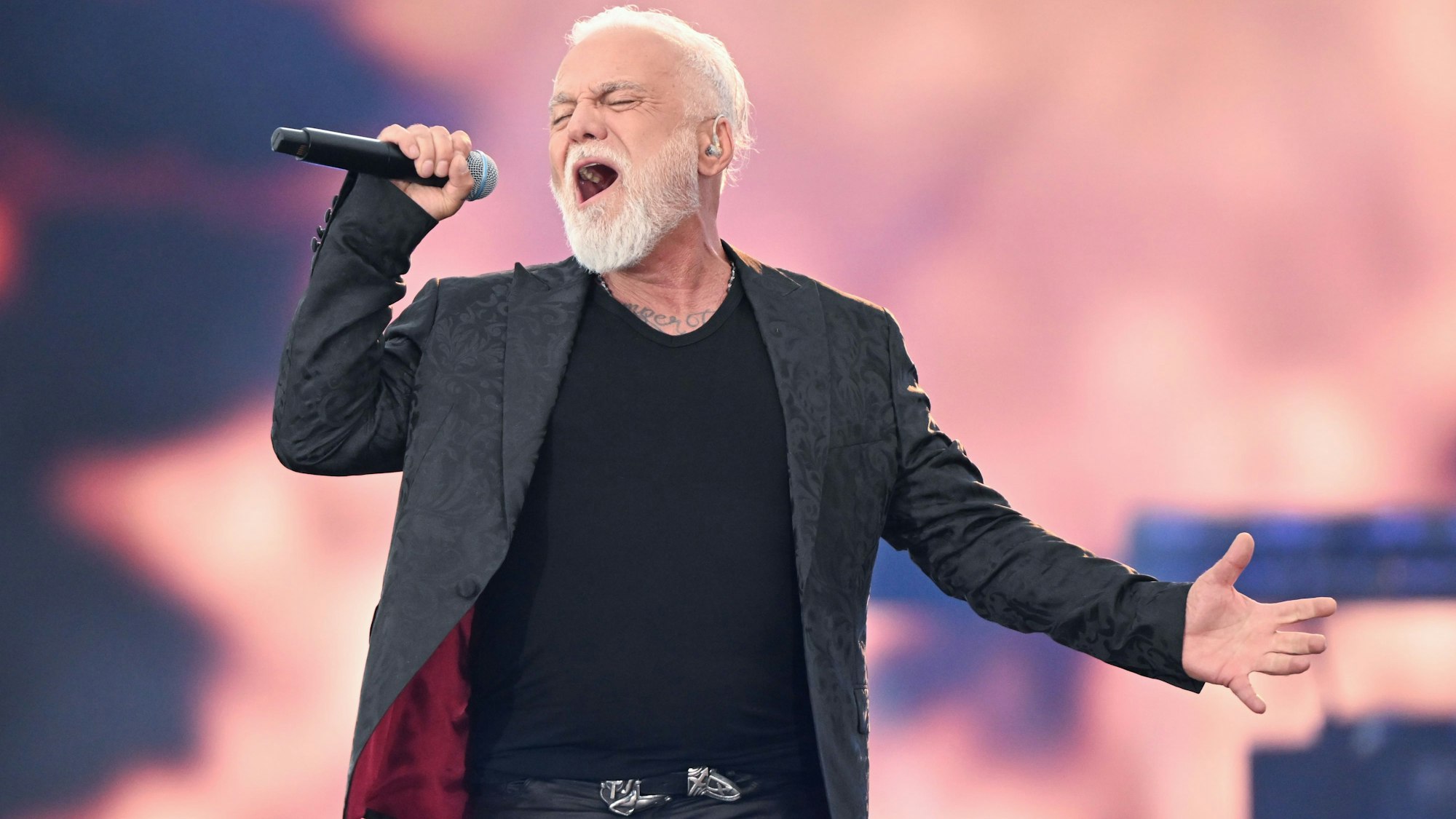 Der Sänger Nino de Angelo steht bei einem Konzert zum 30-jährigen Bühnenjubiläum von A. Berg in der WIRmachenDruck Arena auf der Bühne. +++ dpa-Bildfunk +++