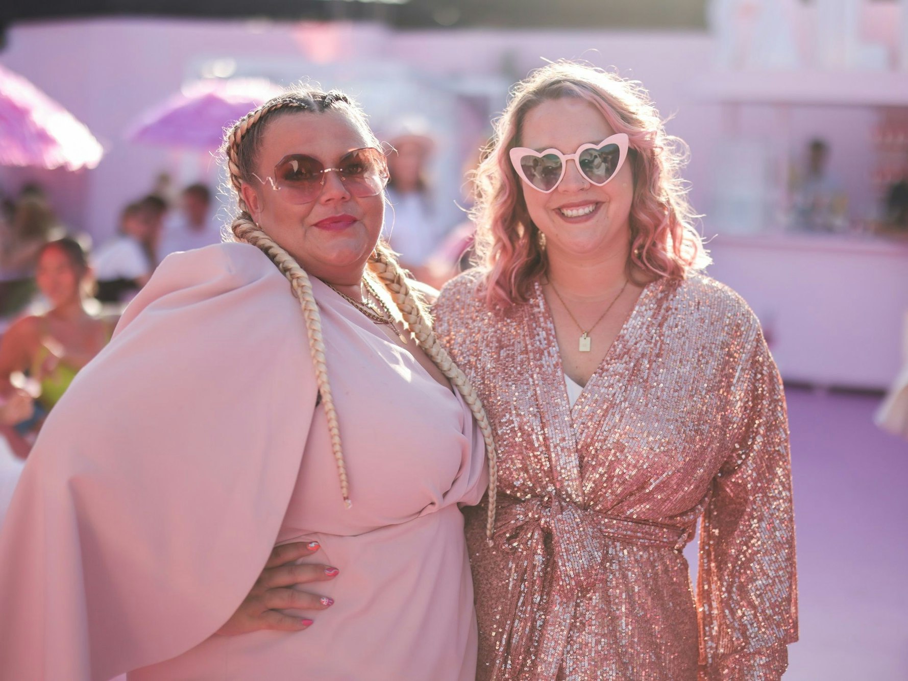 Die beiden Veranstalterinnen Marnie Assenmacher und Jenny Hodge beim Pre-Opening am 2. August 2022 des rosa Pop-Up Beachs in Köln.