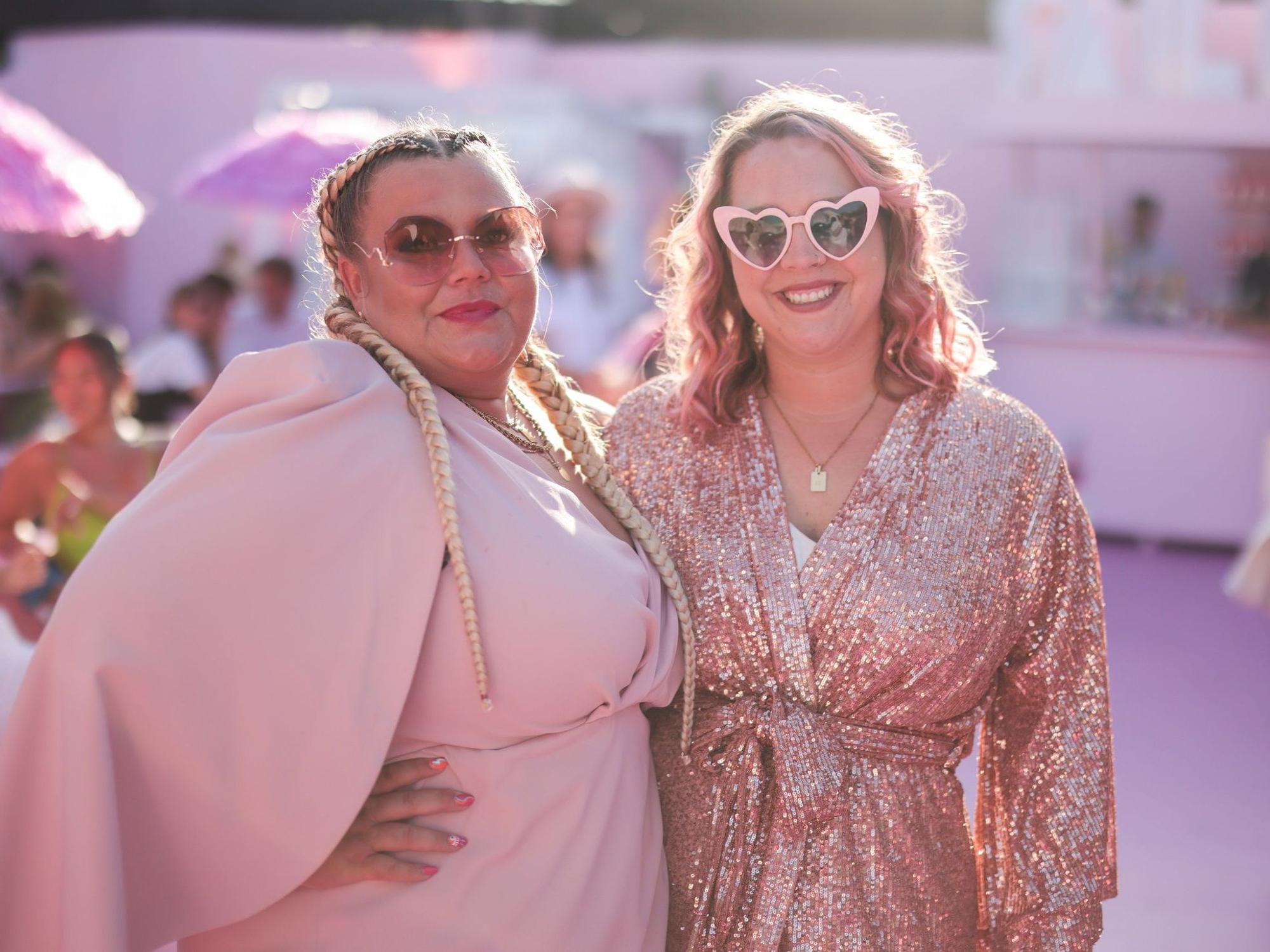 Die beiden Veranstalterinnen Marnie Assenmacher und Jenny Hodge beim Pre-Opening am 2. August 2022 des rosa Pop-Up Beachs in Köln.