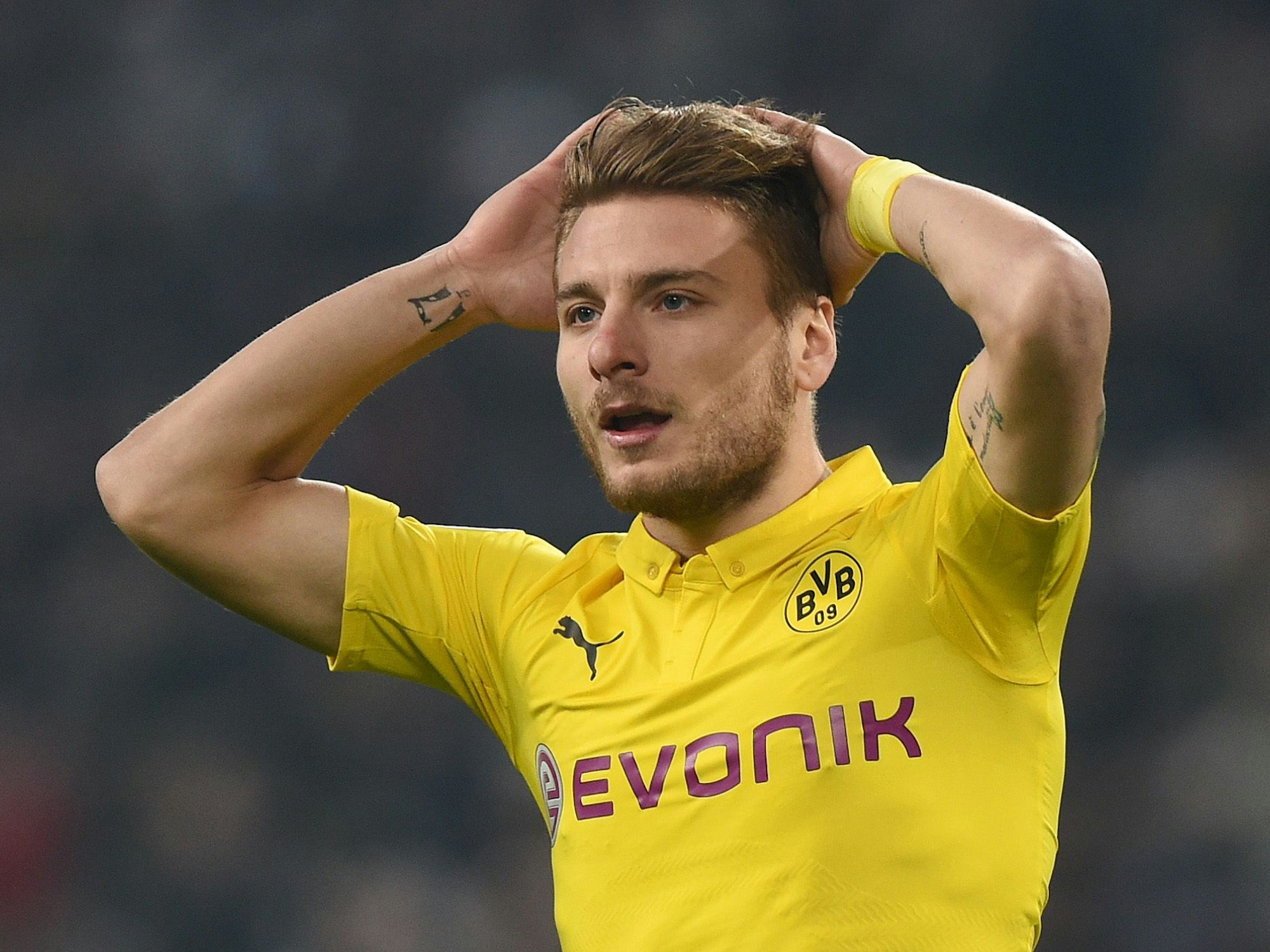 Ciro Immobile schlägt die Hände über dem Kopf zusammen.