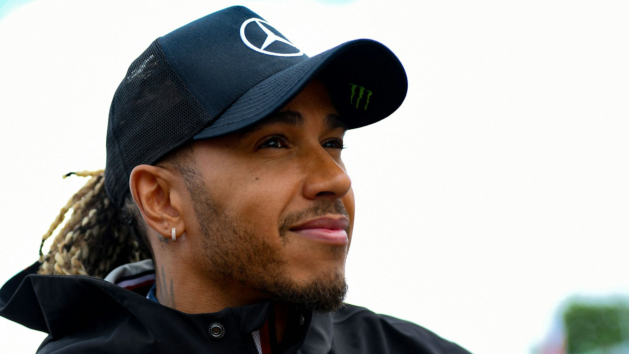 Lewis Hamilton mit guter Laune.