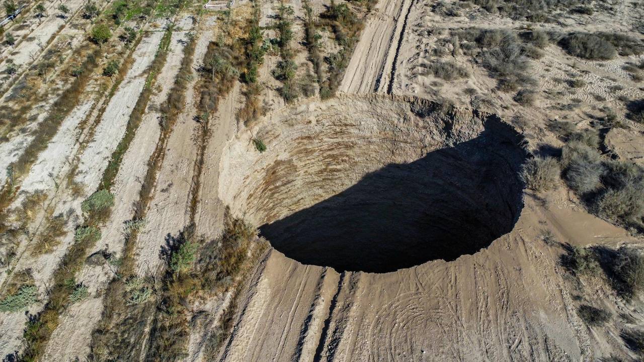 Die Aufnahme vom 1. August 2022 zeigt das gigantische Loch mitten in der Atacama-Wüste.