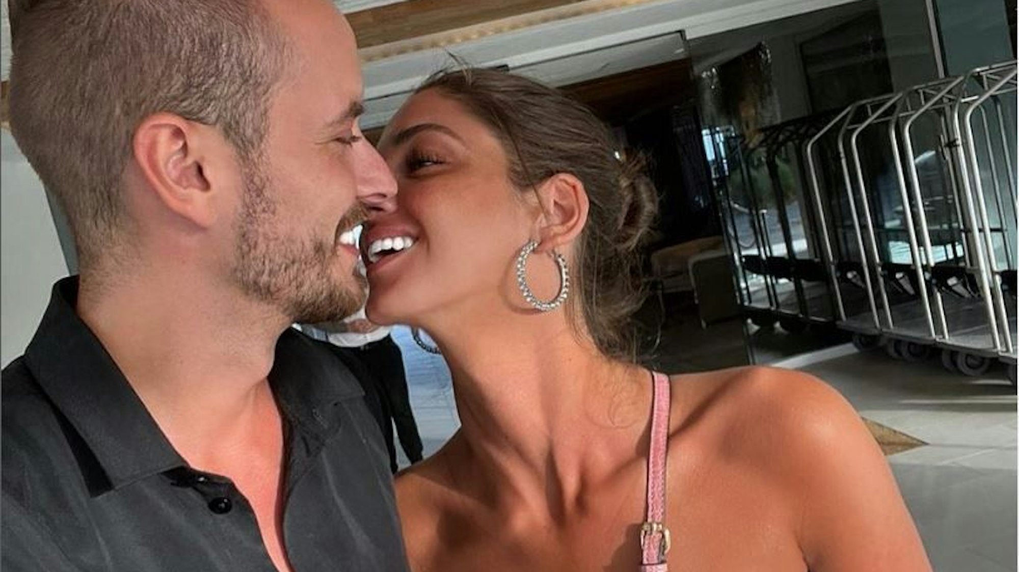 Julian Claßen und seine neue Freundin Tanja Makarić küssen sich auf einem Foto.