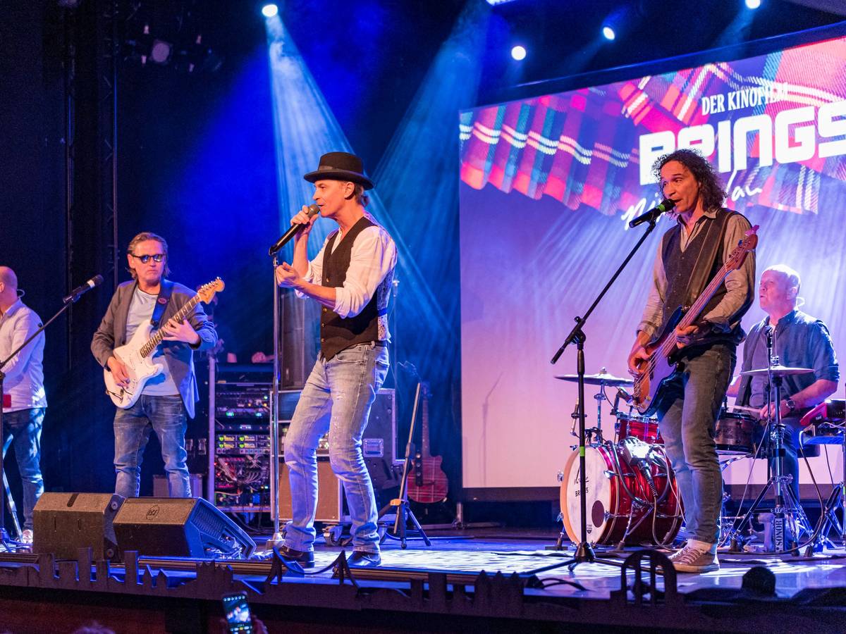 Die Band Brings auf einer Bühne bei einem Konzert am 14. Februar 2022 in Köln.