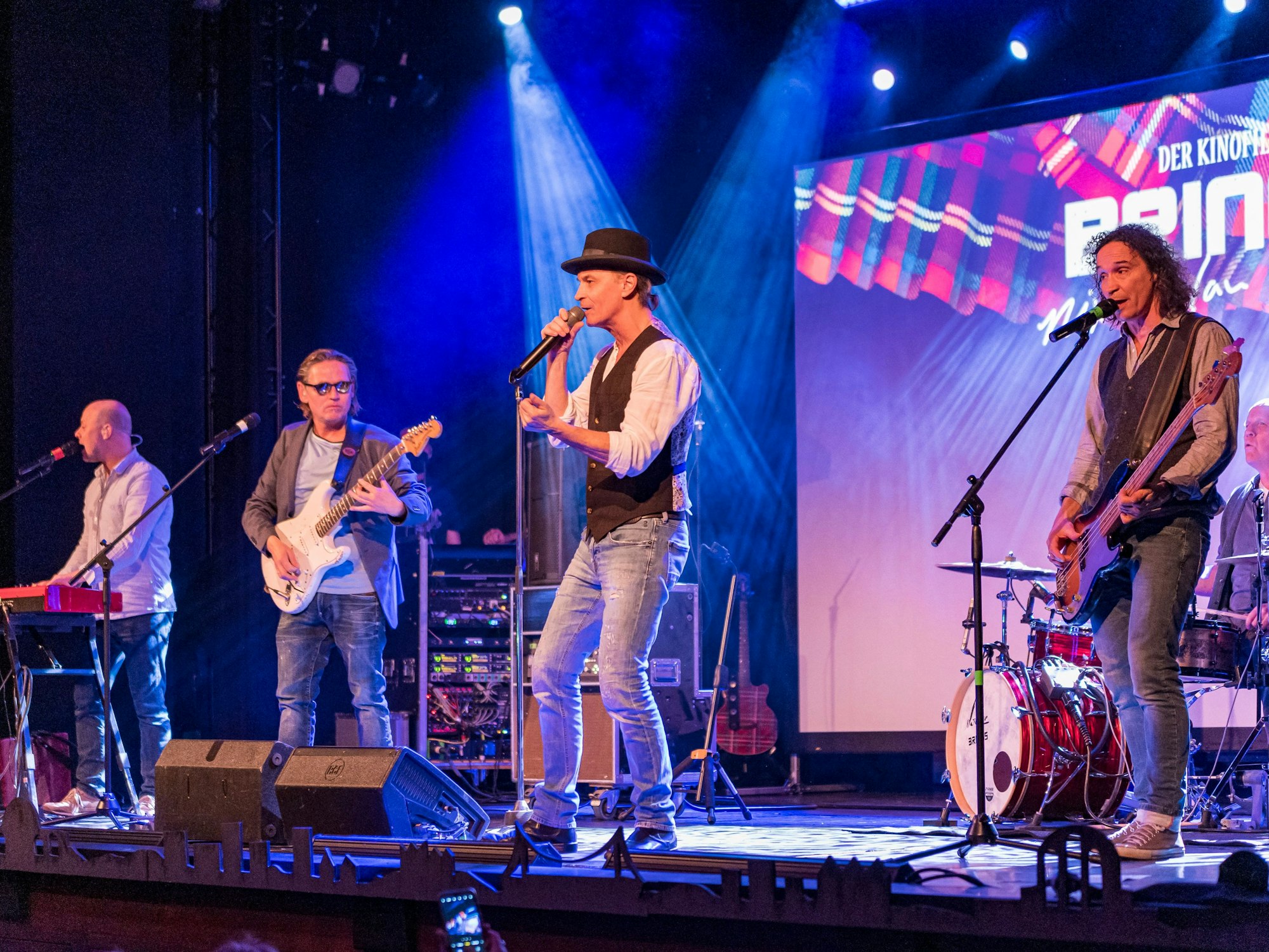 Die Band Brings auf einer Bühne bei einem Konzert am 14. Februar 2022 in Köln.