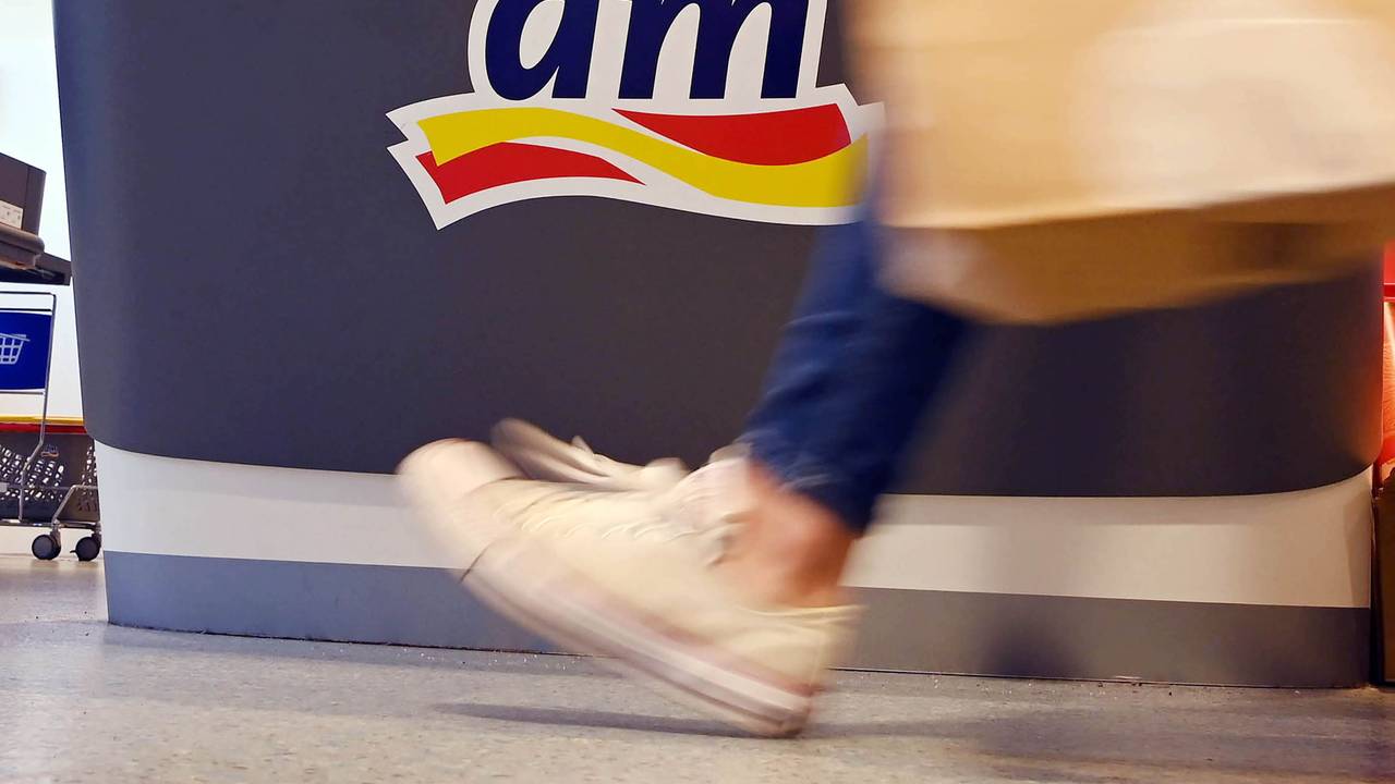 Eine Person geht in einer Filiale der Drogeriemarktkette dm vorbei. Am 24.10.2019 findet die Jahres-Pressekonferenz des Drogeriekonzerns statt. +++ dpa-Bildfunk +++