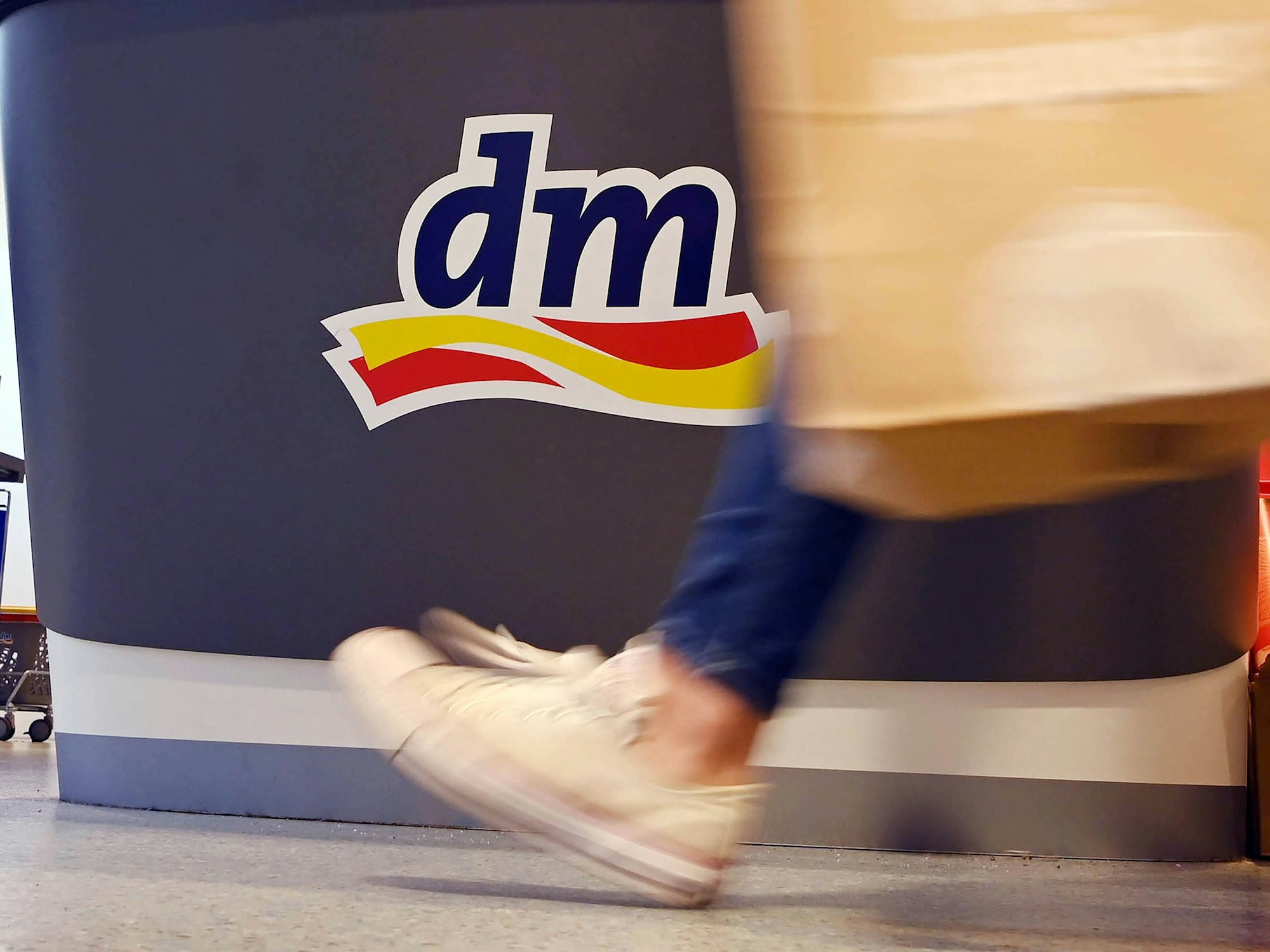 Eine Person geht in einer Filiale der Drogeriemarktkette dm vorbei. Am 24.10.2019 findet die Jahres-Pressekonferenz des Drogeriekonzerns statt. +++ dpa-Bildfunk +++