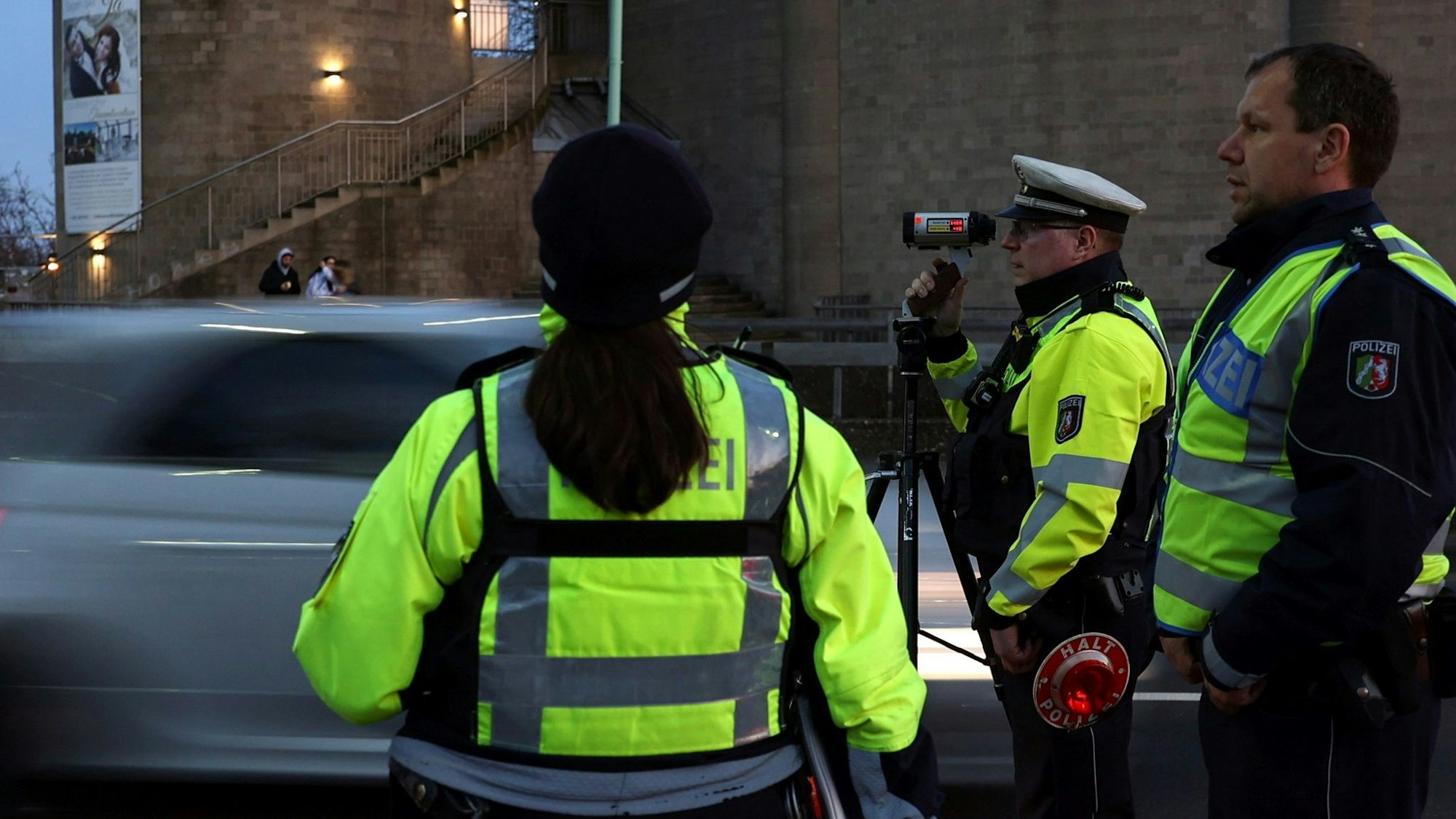 Polizeibeamte bei einer Verkehrskontrolle in Köln