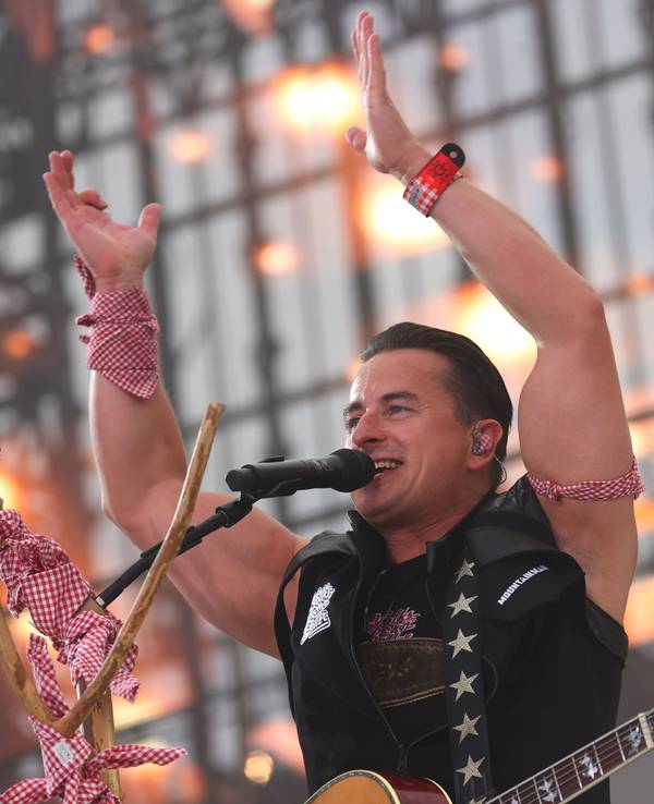 Andreas Gabalier steht im Rahmen der «Back to Live Show» bei einem Open Air Konzert auf dem Messegelände vor über 90000 Besuchern auf der Bühne. +++ dpa-Bildfunk +++