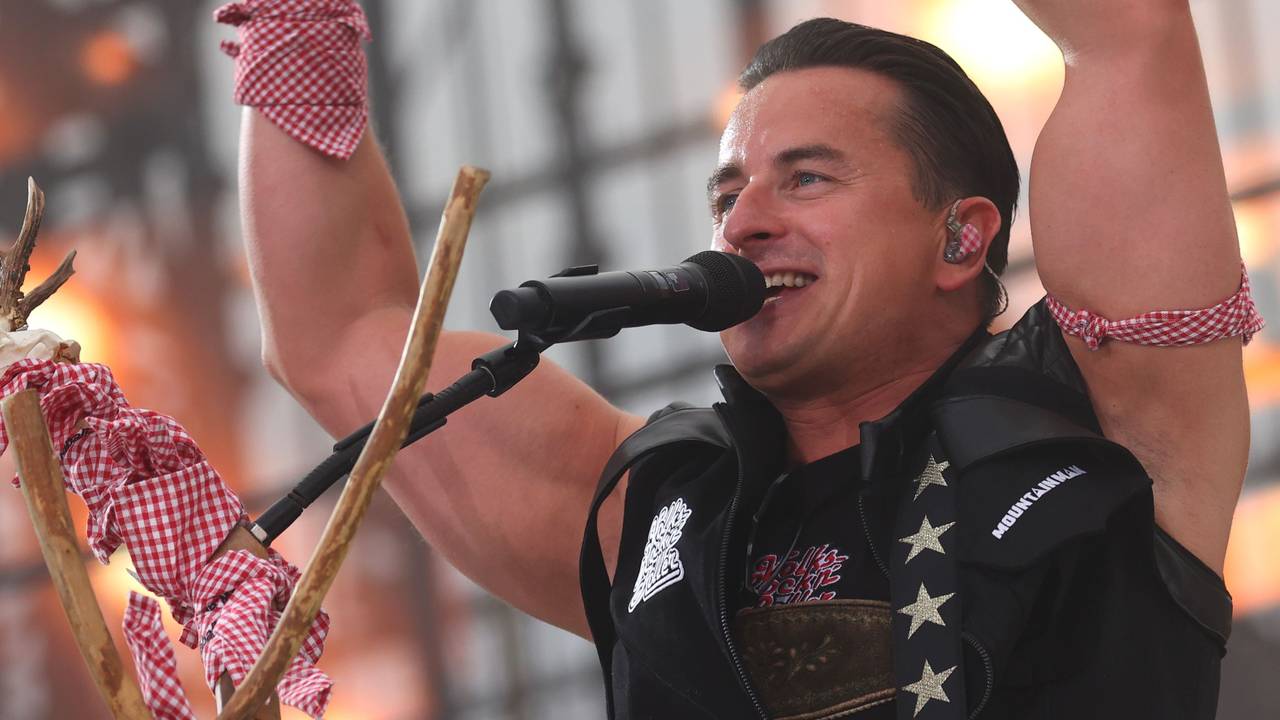 Andreas Gabalier steht im Rahmen der «Back to Live Show» bei einem Open Air Konzert auf dem Messegelände vor über 90000 Besuchern auf der Bühne. +++ dpa-Bildfunk +++