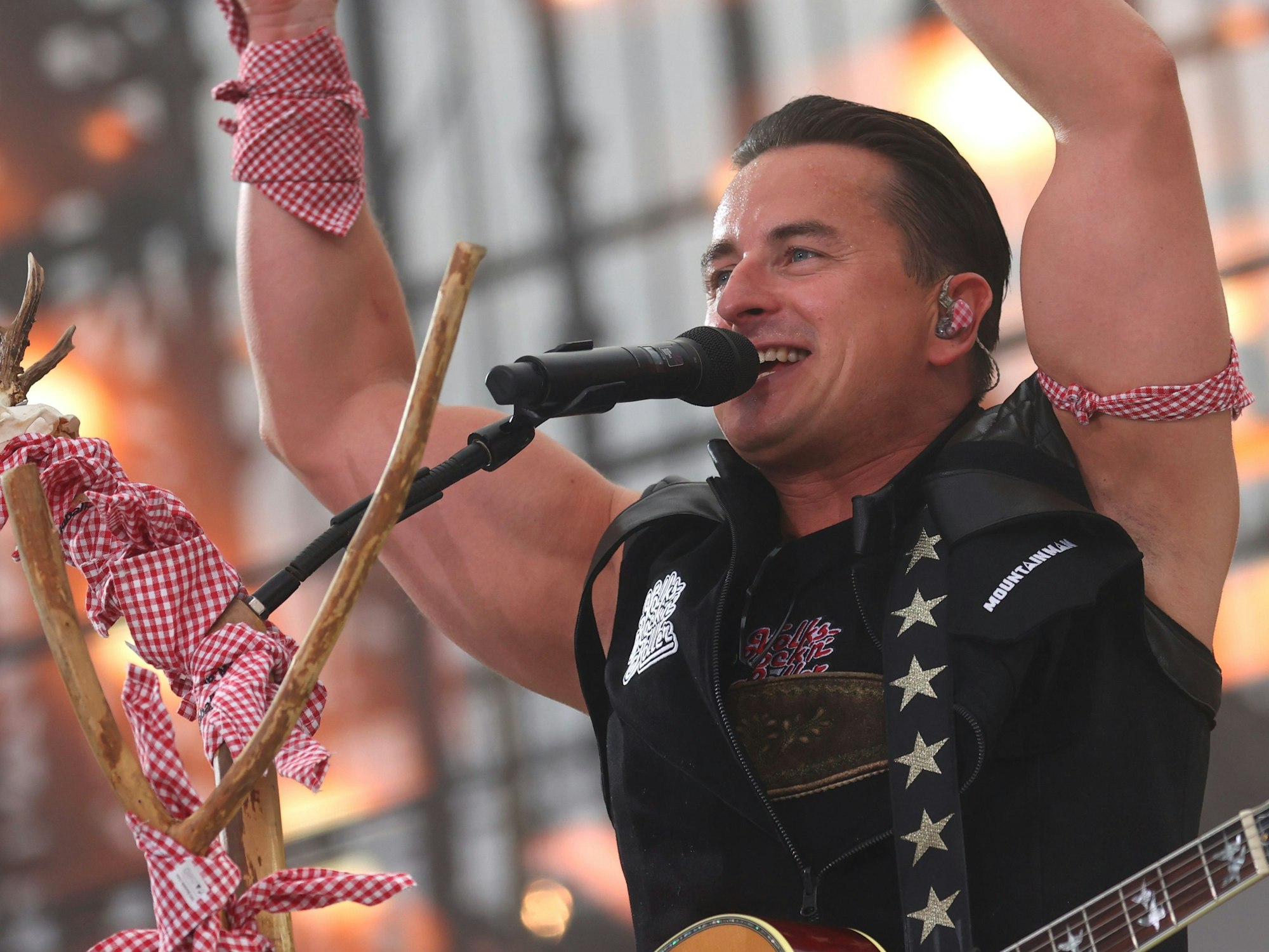 Andreas Gabalier steht im Rahmen der «Back to Live Show» bei einem Open Air Konzert auf dem Messegelände vor über 90000 Besuchern auf der Bühne. +++ dpa-Bildfunk +++