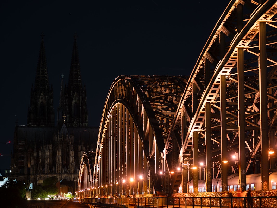 Unbeleuchtet ist der Kölner Dom nach 23 Uhr. Im Vordergrund die Hohenzollernbrücke.