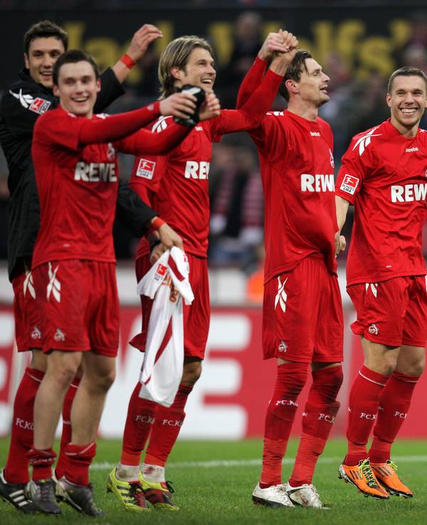 Kölns Christian Clemens (l-r), Martin Lanig, Milivoje Novakovic, Lukas Podolski und Michael Rensing feiern das 4:1 gegen den FSV Mainz 05 am 13. Februar 2011.