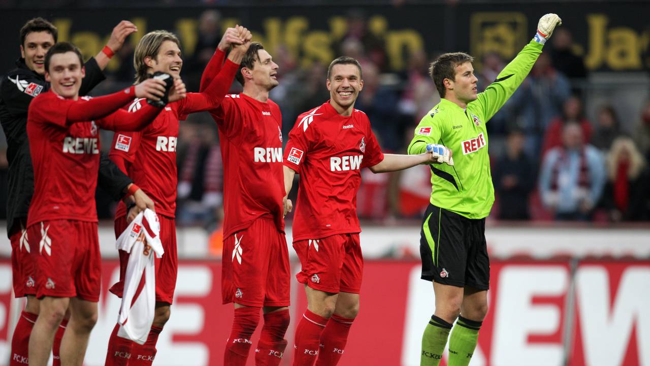 Kölns Christian Clemens (l-r), Martin Lanig, Milivoje Novakovic, Lukas Podolski und Michael Rensing feiern das 4:1 gegen den FSV Mainz 05 am 13. Februar 2011.