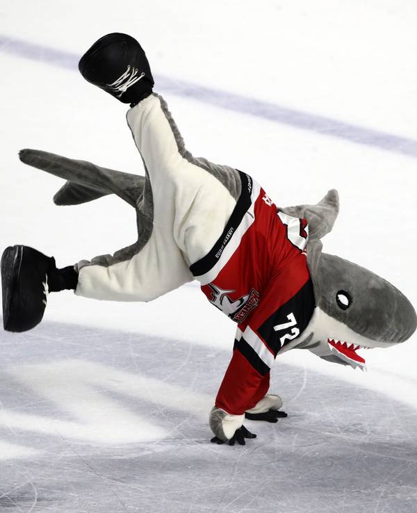 KEC-Maskottchen Sharky tanzt auf der Eisfläche.