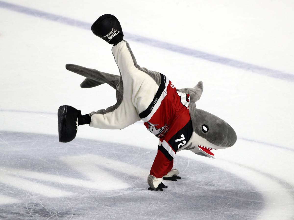 KEC-Maskottchen Sharky tanzt auf der Eisfläche.