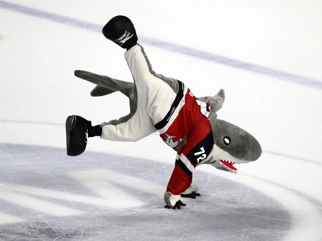 KEC-Maskottchen Sharky tanzt auf der Eisfläche.