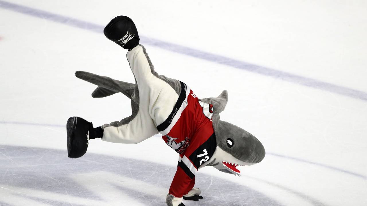 KEC-Maskottchen Sharky tanzt auf der Eisfläche.