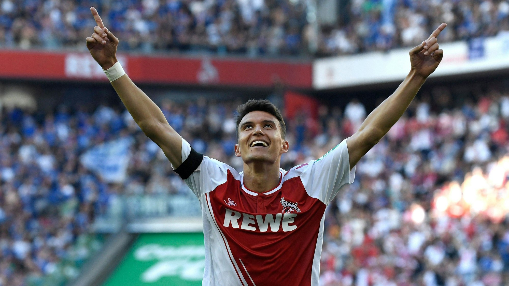 Dejan Ljubicic bejubelt seinen Treffer und zeigt mit beiden Fingern gen Himmel.