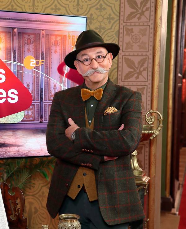 Moderator Horst Lichter steht neben dem Logo der Sendung «Bares für Rares» (undatierte Aufnahme). Die Trödelshow hat dem ZDF den klaren TV-Quotensieg am 27.11.2019 beschert. (zu dpa "Antiquitätenshow «Bares für Rares» bringt ZDF den Quotensieg") +++ dpa-Bildfunk +++