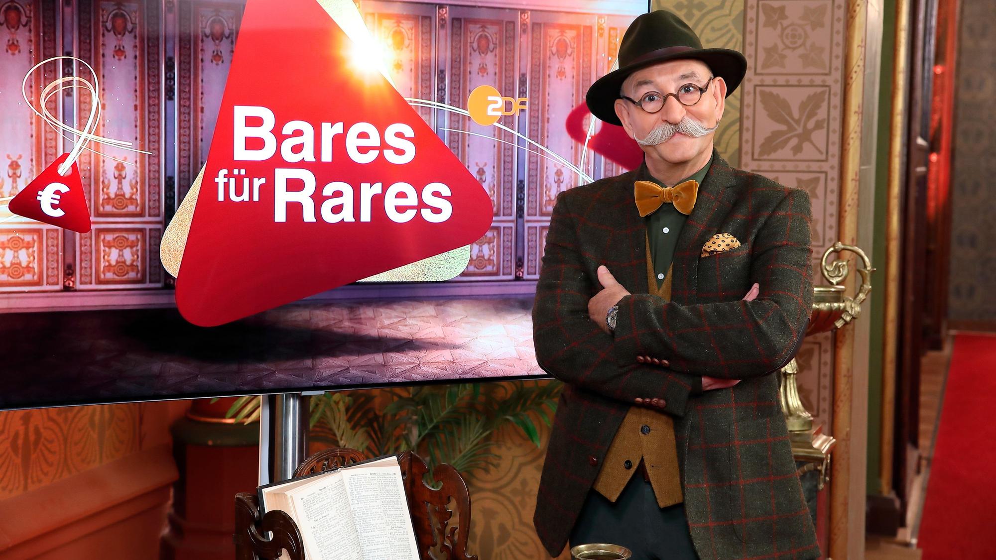Moderator Horst Lichter steht neben dem Logo der Sendung «Bares für Rares» (undatierte Aufnahme). Die Trödelshow hat dem ZDF den klaren TV-Quotensieg am 27.11.2019 beschert. (zu dpa "Antiquitätenshow «Bares für Rares» bringt ZDF den Quotensieg") +++ dpa-Bildfunk +++