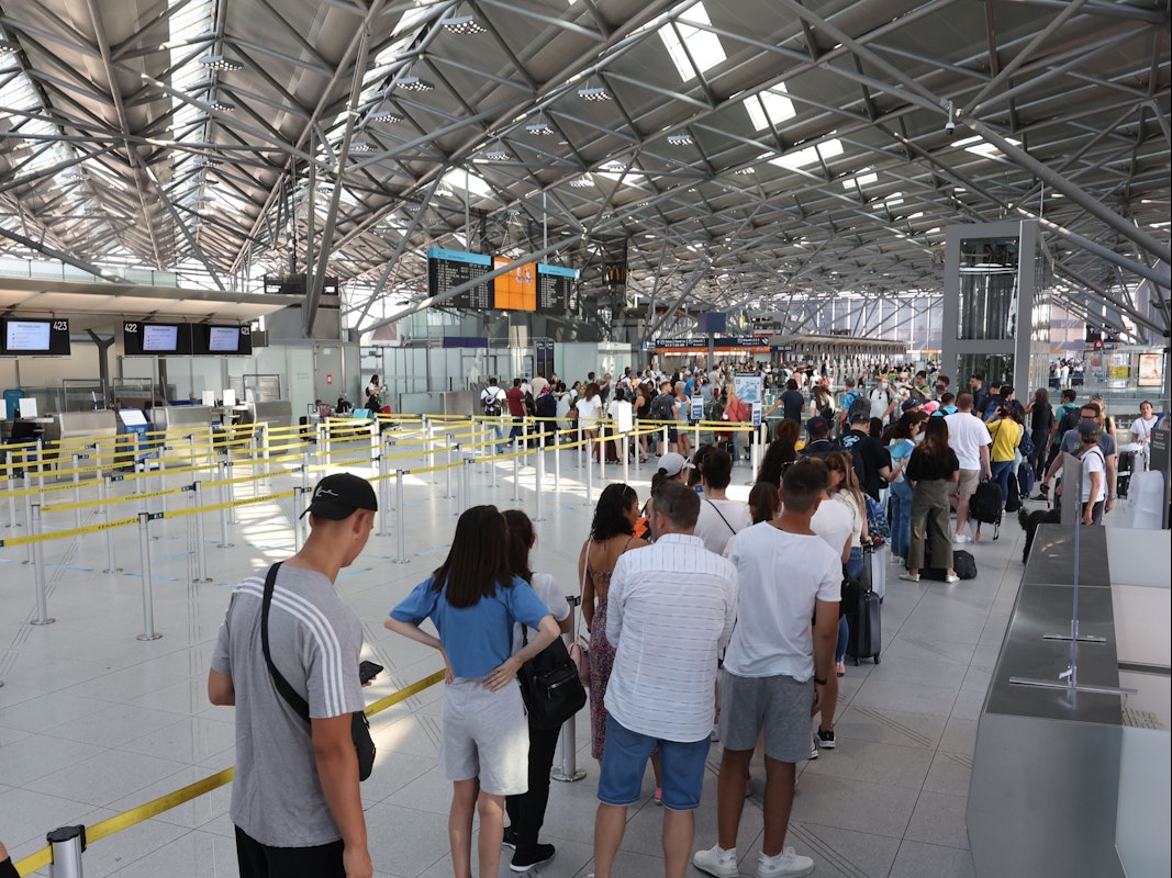 Lange Schlange vor dem Check-in am Flughafen Köln/Bonn bis ans Ende von Terminal 2.