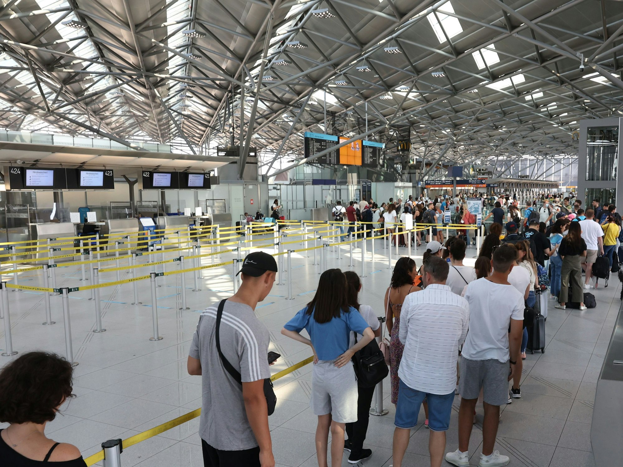 Lange Schlange vor dem Check-in am Flughafen Köln/Bonn bis ans Ende von Terminal 2.