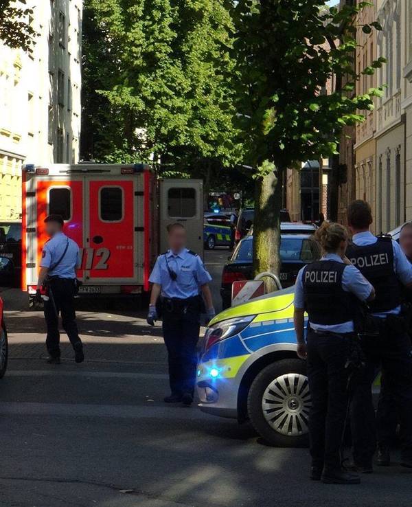 Polizeibeamte sichern den Einsatzort in der Holsteiner Straße in Dortmund. Ein 16-Jähriger ist durch einen oder mehrere Schüsse von Polizisten tödlich verletzt worden.