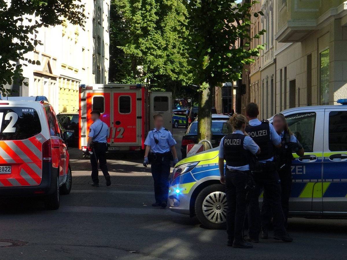 Polizeibeamte sichern den Einsatzort in der Holsteiner Straße in Dortmund. Ein 16-Jähriger ist durch einen oder mehrere Schüsse von Polizisten tödlich verletzt worden.