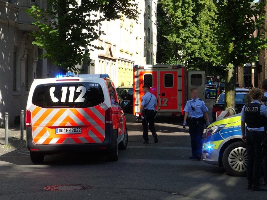Polizeibeamte sichern den Einsatzort in der Holsteiner Straße in Dortmund. Ein 16-Jähriger ist durch einen oder mehrere Schüsse von Polizisten tödlich verletzt worden.