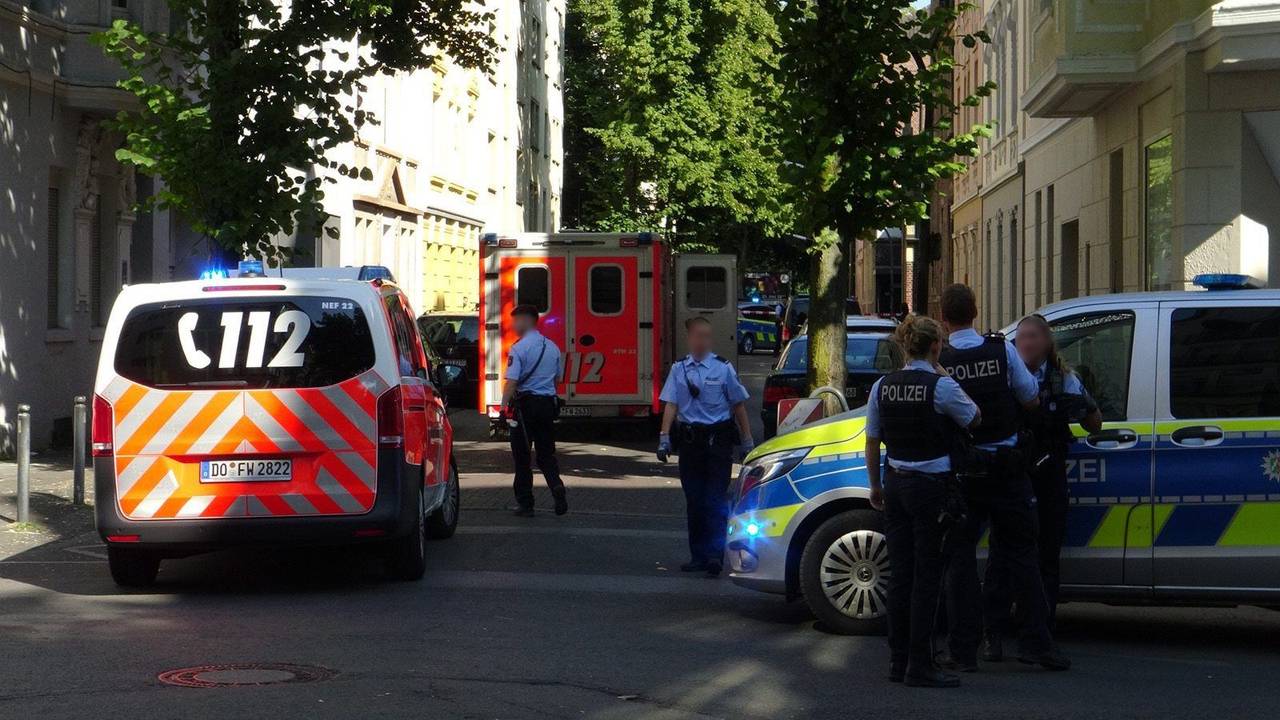 Polizeibeamte sichern den Einsatzort in der Holsteiner Straße in Dortmund. Ein 16-Jähriger ist durch einen oder mehrere Schüsse von Polizisten tödlich verletzt worden.