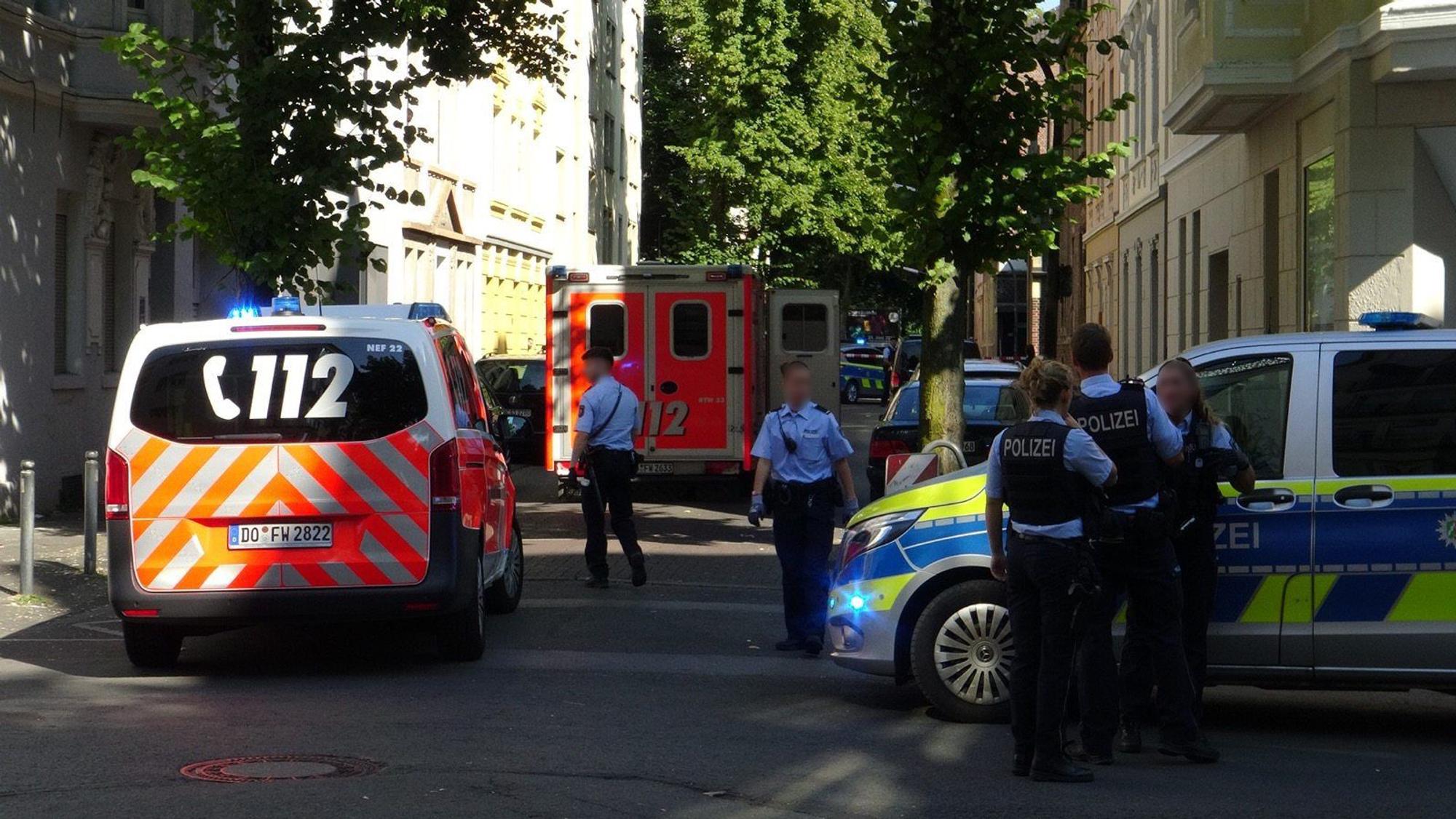Polizeibeamte sichern den Einsatzort in der Holsteiner Straße in Dortmund. Ein 16-Jähriger ist durch einen oder mehrere Schüsse von Polizisten tödlich verletzt worden.