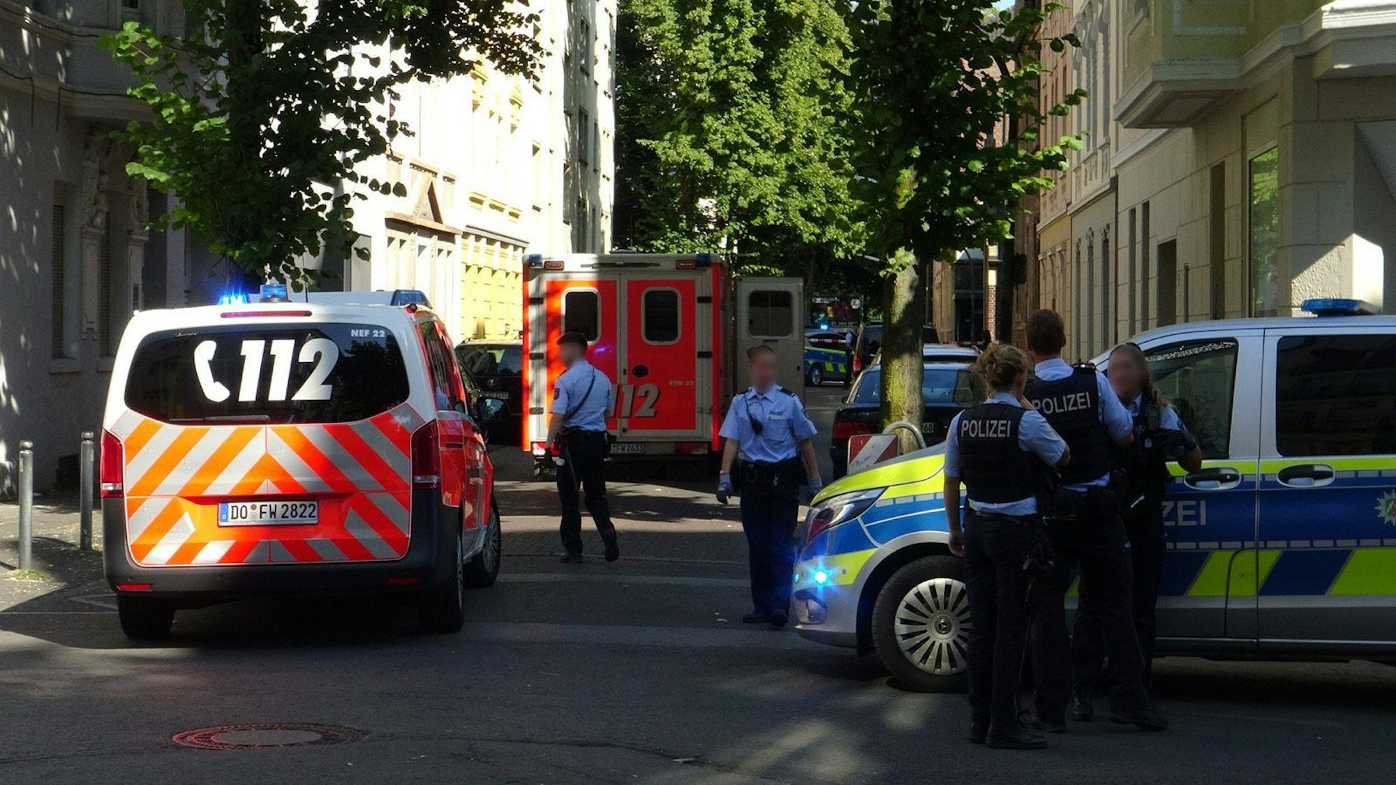 Polizeibeamte sichern den Einsatzort in der Holsteiner Straße in Dortmund. Ein 16-Jähriger ist durch einen oder mehrere Schüsse von Polizisten tödlich verletzt worden.