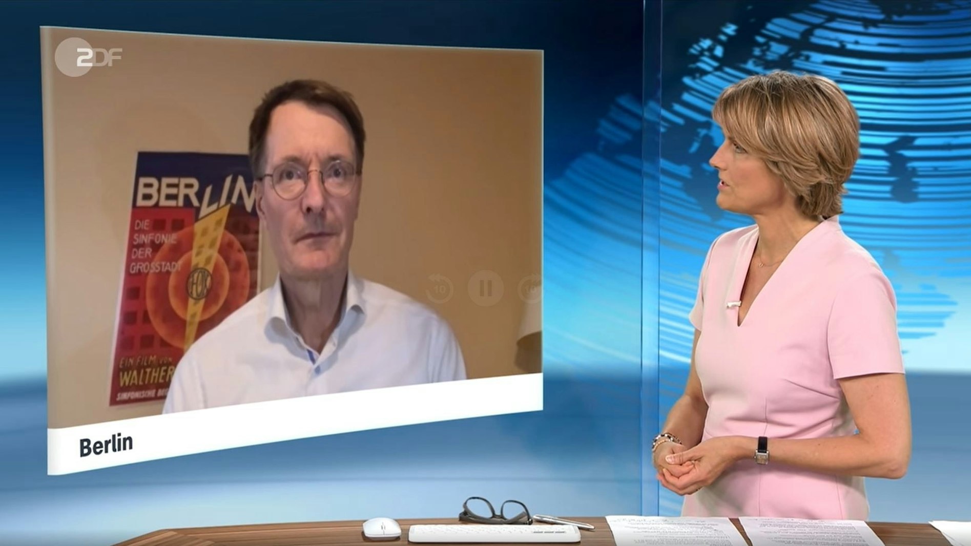 Karl Lauterbach nimmt im ZDF-"heute-journal" Stellung zur Corona-Impfung für junge Menschen: Gegenüber Moderatorin Marietta Slomka wehrt er sich am Dienstagabend (9. August) gegen Behauptungen, er habe Jungen eine vierte Impfung empfohlen.