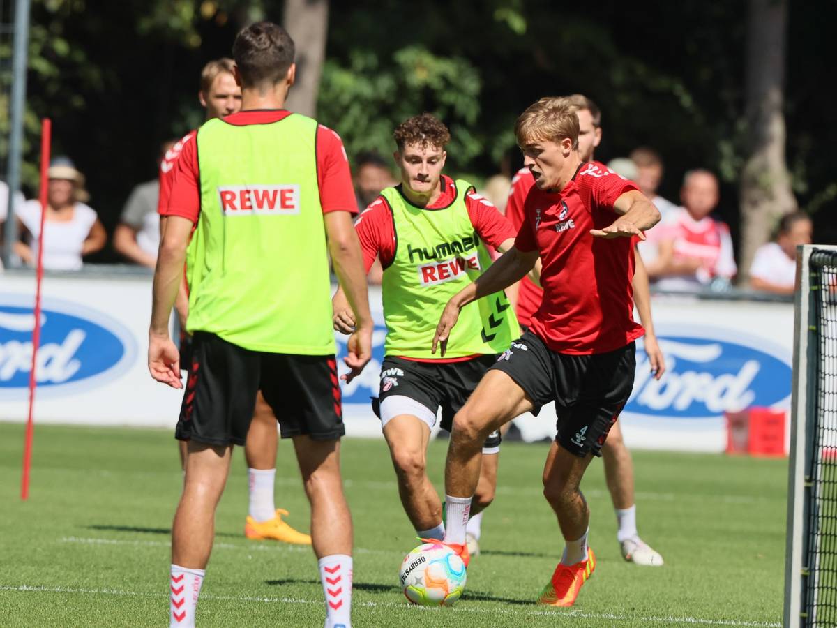 Timo Hübers (am Ball) kehrte Mittwoch (10. August 2022) ins Mannschaftstraining des 1. FC Köln zurück.