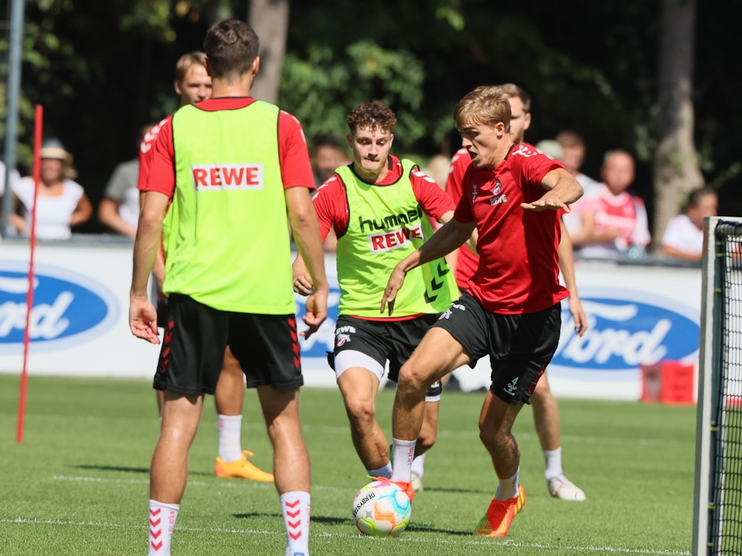 Timo Hübers (am Ball) kehrte Mittwoch (10. August 2022) ins Mannschaftstraining des 1. FC Köln zurück.