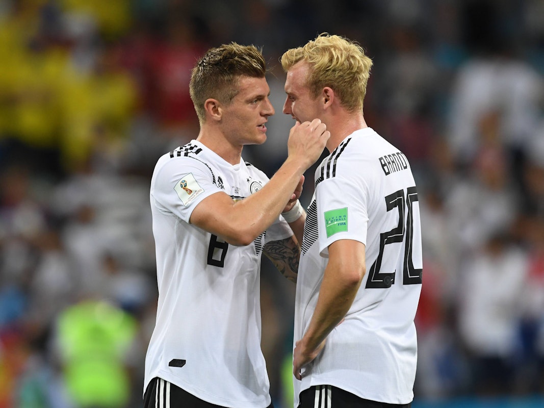 Toni Kroos und Julian Brandt tauschen sich aus.