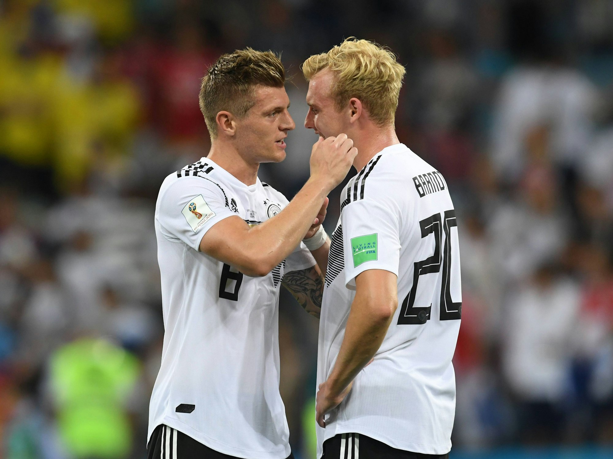 Toni Kroos und Julian Brandt tauschen sich aus.