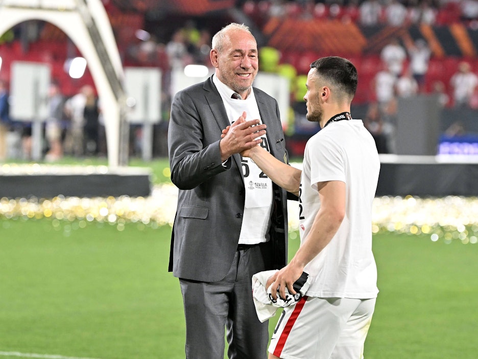 Peter Fischer und Filip Kostić klatschen sich ab.