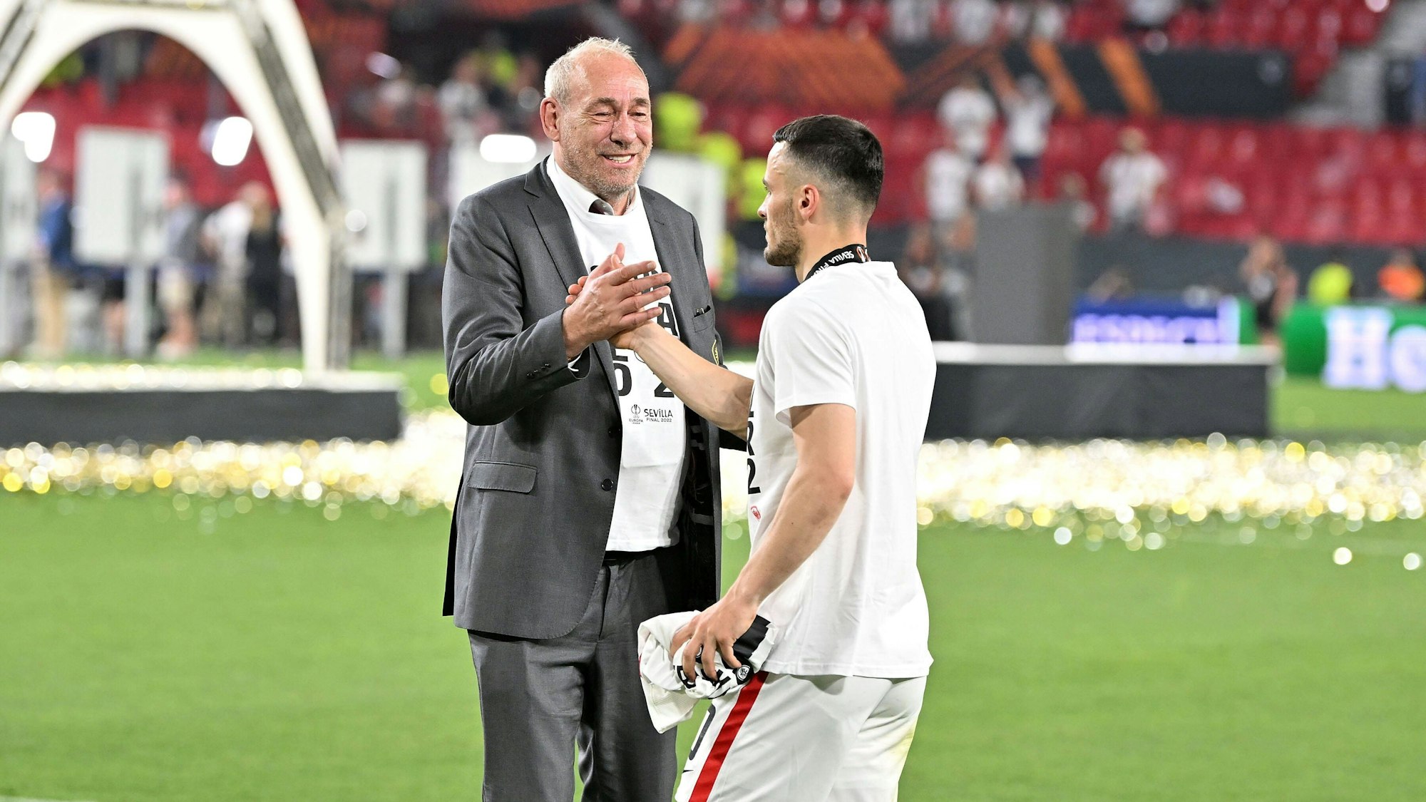 Peter Fischer und Filip Kostić klatschen sich ab.