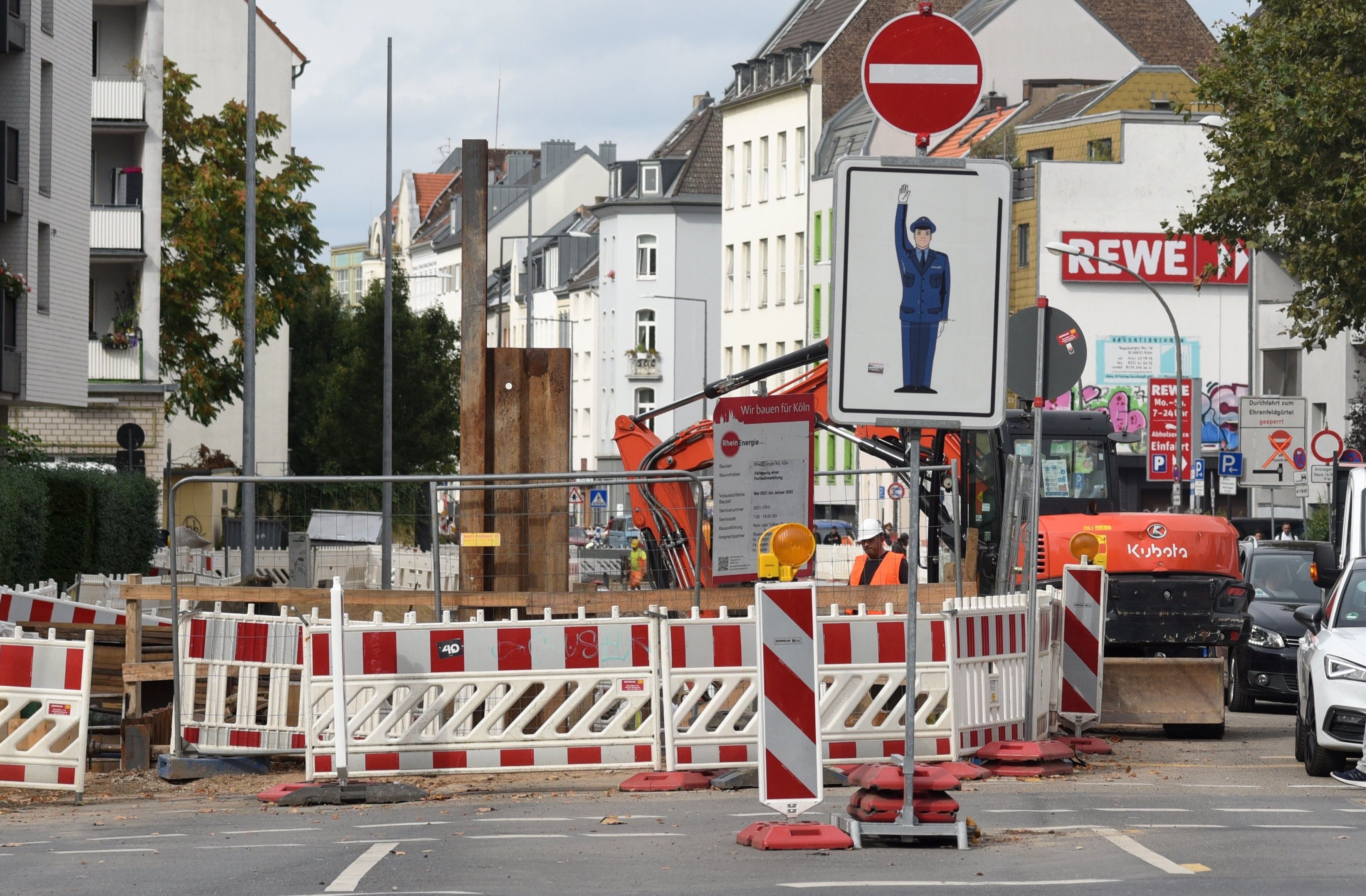 In der Südstadt müssen Autofahrer und Autofahrerinnen derzeit mit Staus rechnen. Die Pohligstraße in Zollstock ist voll gesperrt. Hier ein Symbolfoto (27. September 2021) einer Baustelle auf der Vogelsanger Straße.