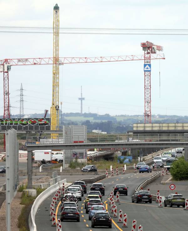 Neben der Leverkusener Brücke stehen zwei Baukräne.