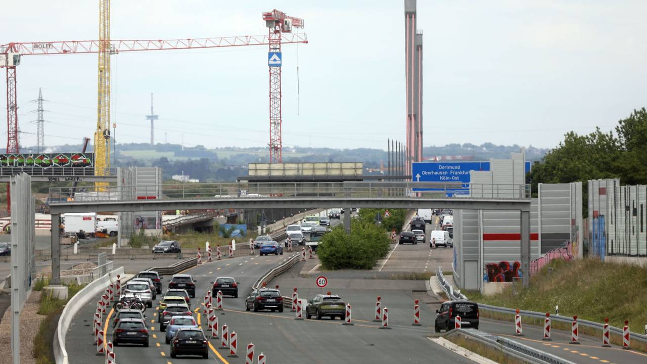 Neben der Leverkusener Brücke stehen zwei Baukräne.