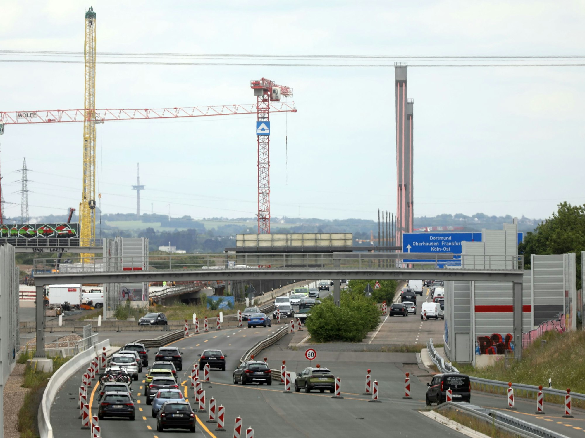 Neben der Leverkusener Brücke stehen zwei Baukräne.
