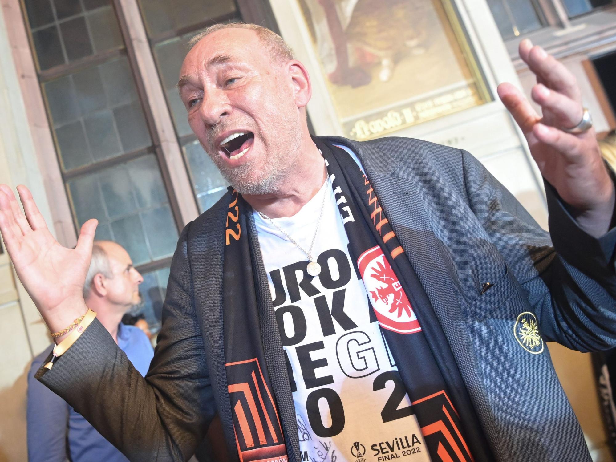Eintracht Frankfurts Präsident Peter Fischer gestikuliert im Kaisersaal des Rathauses auf dem Römerberg.