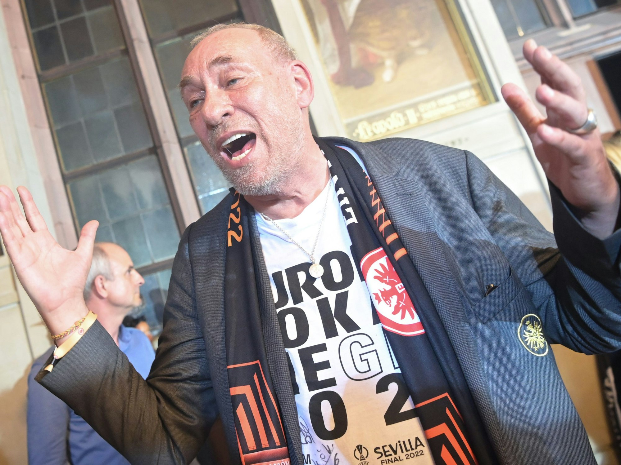 Eintracht Frankfurts Präsident Peter Fischer gestikuliert im Kaisersaal des Rathauses auf dem Römerberg.