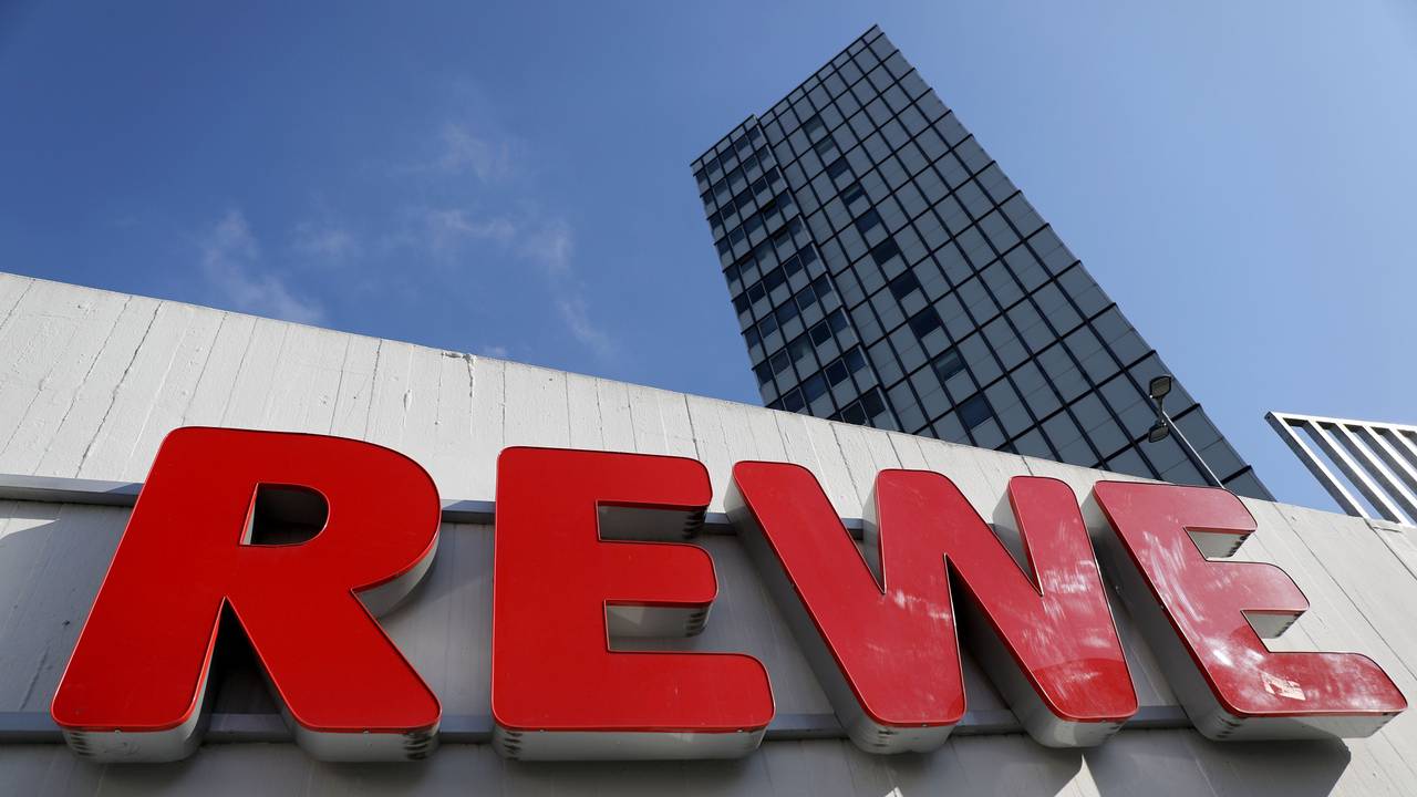 Soljanka mit DDR-Dekor: Weil Rewe Produkte mit DDR-Staatswappen anbietet, bekommt das Unternehmen Kritik von der Stiftung gegen Verharmlosung im Handel.