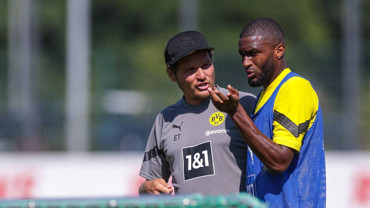 Edin Terzić (links) und Anthony Modeste im Gespräch.